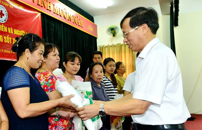 Quận Hoàng Mai: Tặng 400 màn ngủ để phòng chống sốt xuất huyết cho sinh viên, người lao động - Ảnh 1
