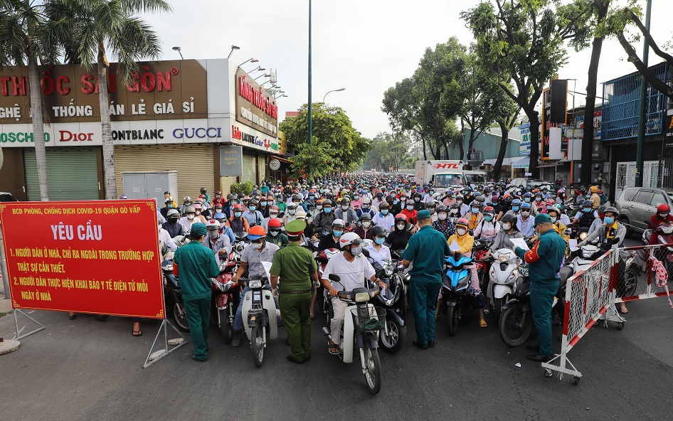 TP Hồ Chí Minh: Sẽ không tái diễn tình trạng ùn ứ ở các chốt kiểm soát - Ảnh 1