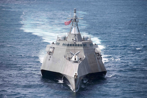 Tàu khu trục Mỹ cập cảng Cam Ranh để bảo dưỡng - Ảnh 1