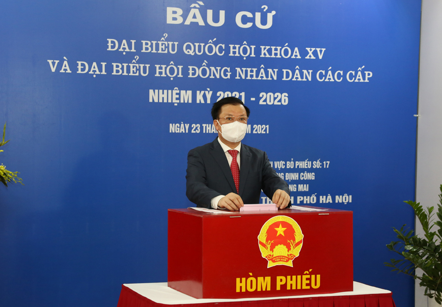 Ủy viên Bộ Chính trị, Bí thư Thành uỷ Đinh Tiến Dũng bỏ phiếu bầu cử tại khu vực bỏ phiếu số 17 (phường Định Công, quận Hoàng Mai) - Ảnh 3
