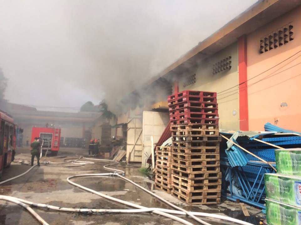 Hà Nội: Cháy dữ dội tại kho hàng trên đường Bạch Đằng - Ảnh 2