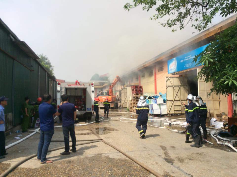 Hà Nội: Cháy dữ dội tại kho hàng trên đường Bạch Đằng - Ảnh 3