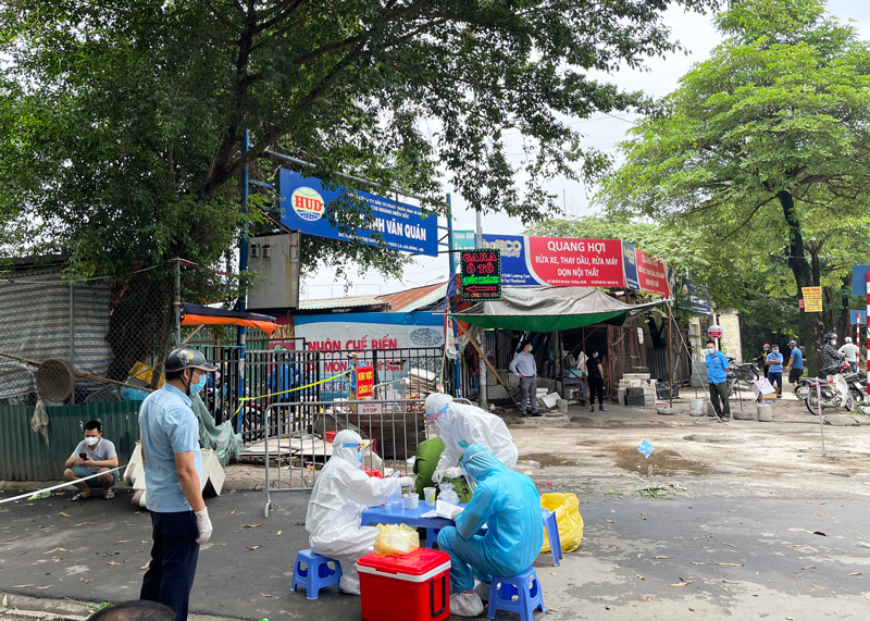Hà Đông: Phong tỏa tạm thời chợ Xanh Văn Quán do có ca F0 đến mua sắm - Ảnh 2