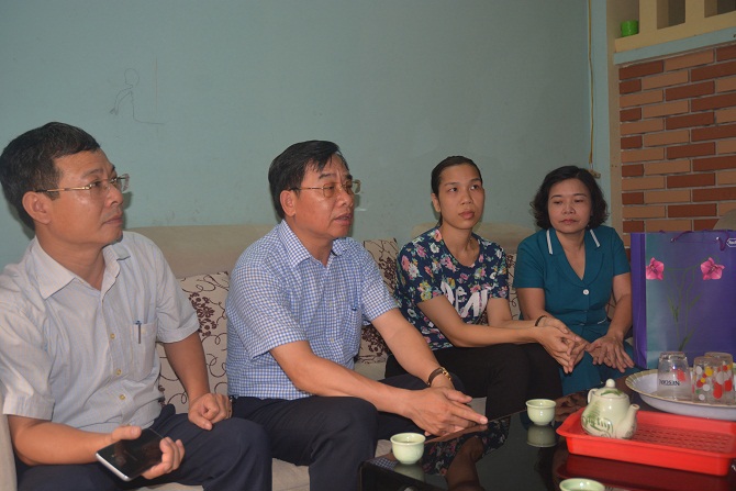 Lãnh đạo Sở Y tế Hà Nội thăm cán bộ chống sốt xuất huyết bị hành hung - Ảnh 1