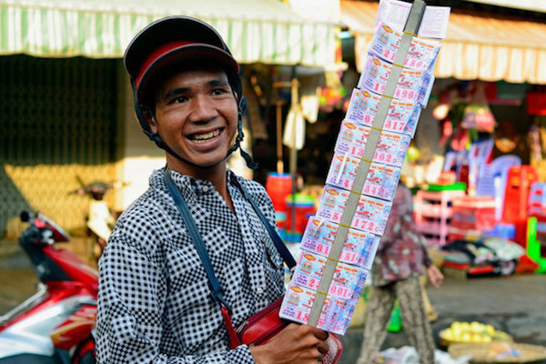 TP Hồ Chí Minh: Người bán vé số, bán hàng rong... sẽ được hỗ trợ do ảnh hưởng Covid-19 - Ảnh 1