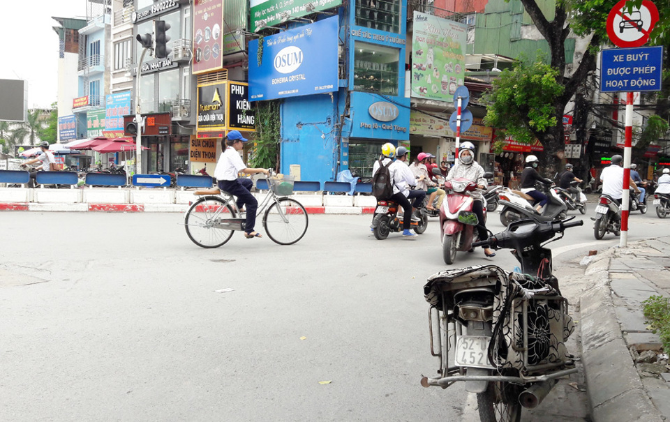 Nhiều chủ phương tiện vi phạm tại nút Nguyên Hồng - Nguyễn Chí Thanh - Ảnh 1