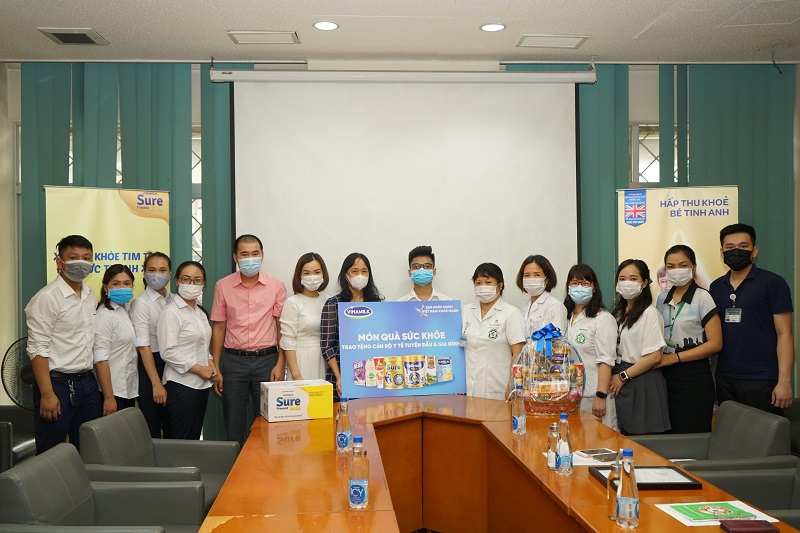 Vinamilk trao tặng món quà sức khỏe đến cán bộ y tế tuyến đầu và gia đình nhân ngày Gia đình Việt Nam - Ảnh 1