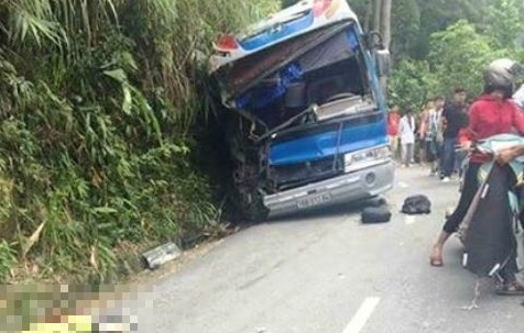 Thông tin mới nhất vụ xe chở học sinh đâm vào vách núi ở Tam Đảo - Ảnh 1