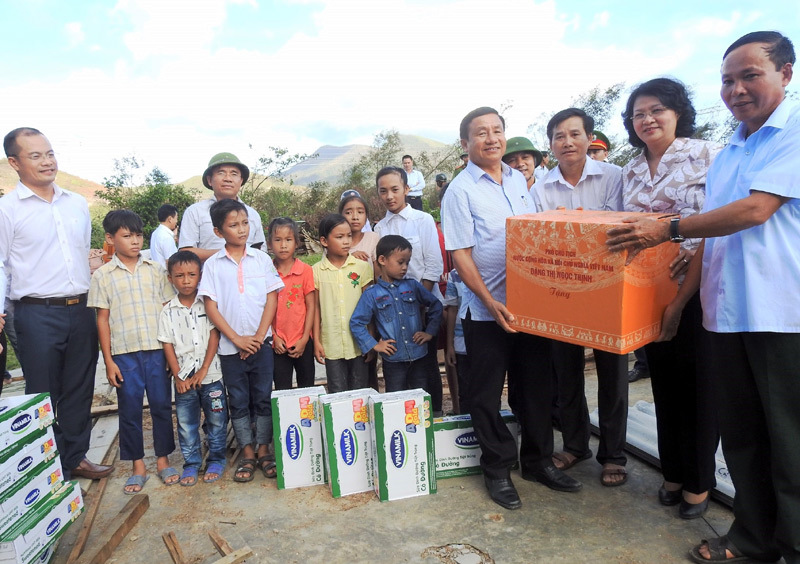 Vinamilk đem sữa đến với trẻ em vùng lũ Hà Tĩnh, Quảng Bình - Ảnh 1