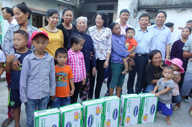 Vinamilk đem sữa đến với trẻ em vùng lũ Hà Tĩnh, Quảng Bình - Ảnh 5