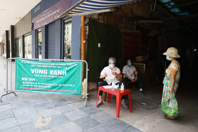 Quận Hoàn Kiếm, Hà Nội: “Vùng xanh” ngăn chặn dịch từ bên ngoài, bảo vệ khu dân cư bên trong - Ảnh 1