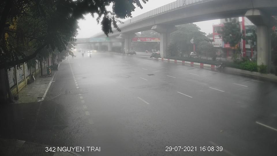 Hà Nội: Đường phố vắng tanh trong chiều mưa lớn, một số tuyến phố bị ngập - Ảnh 7