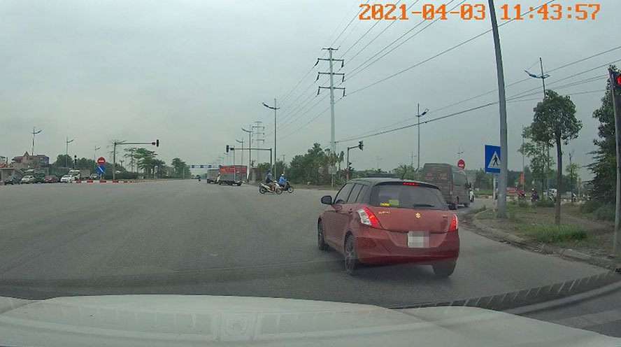 Hà Nội: Xử phạt lái xe vượt đèn đỏ qua tin báo của người dân - Ảnh 1