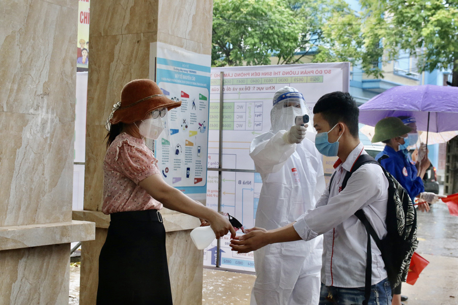 Bắc Giang: Tạm dừng điều hành hoạt động với Chủ tịch huyện Tân Yên do để lọt ca nghi dương tính SARS-CoV-2 tại điểm thi - Ảnh 1