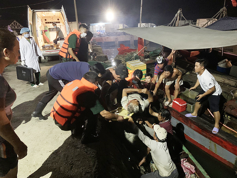 Thừa Thiên Huế: Sà lan đâm chìm tàu cá ở cửa biển, 1 thuyền viên bị thương nặng - Ảnh 1