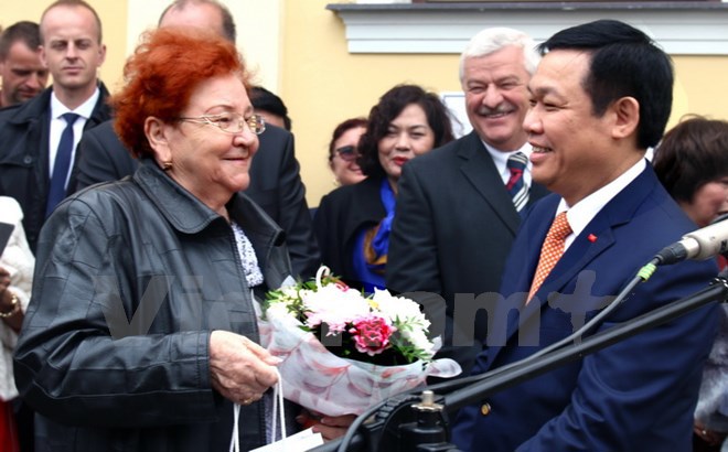 Cuộc gặp xúc động với người phụ nữ Slovakia tặng hoa cho Bác Hồ - Ảnh 2