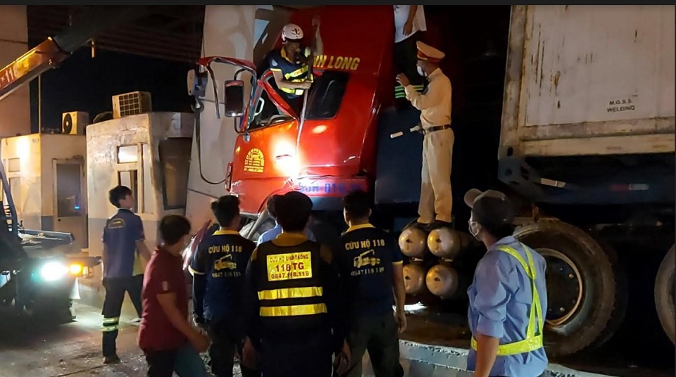 Giải cứu tài xế kẹt cứng trong cabin sau cú tông vào trạm thu phí trên cao tốc TP Hồ chí Minh - Trung Lương - Ảnh 1