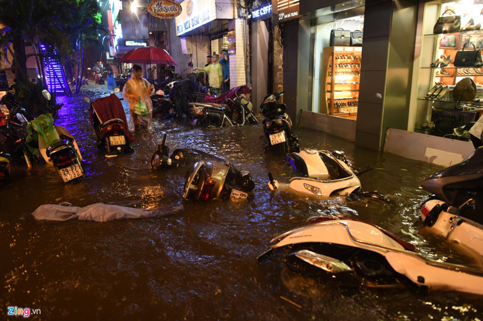 Hà Nội mưa lớn, người dân chật vật trên phố ngập sâu - Ảnh 11