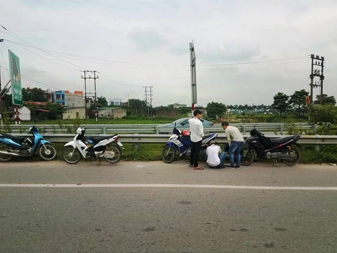 Cao tốc Hà Nội-Bắc Giang: Nhiều xe máy, ôtô dính phải "đinh tặc" - Ảnh 1