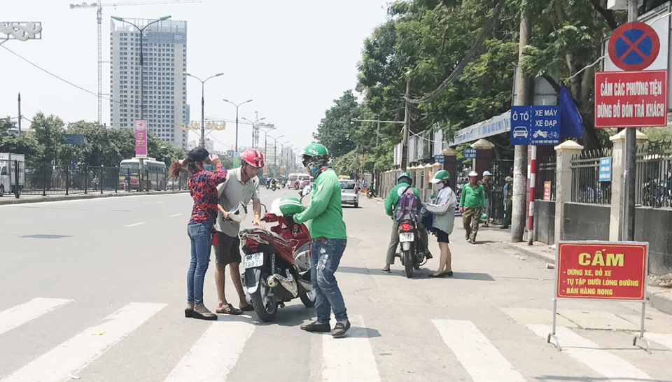 Xe ôm truyền thống “nhái” Grabbike để mưu sinh - Ảnh 1