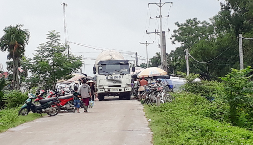 Xe tải hoành hành trên đê sông Đáy - Ảnh 1