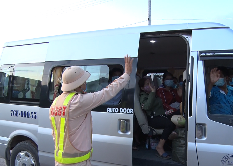 Đi bộ từ Bình Định, 30 lao động ở Quảng Ngãi được hỗ trợ xe đưa về quê - Ảnh 3
