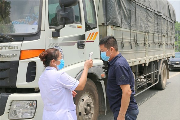 Tạo "luồng xanh" cho xe vận chuyển hàng hóa qua chốt kiểm soát đến TP Hồ Chí Minh - Ảnh 1