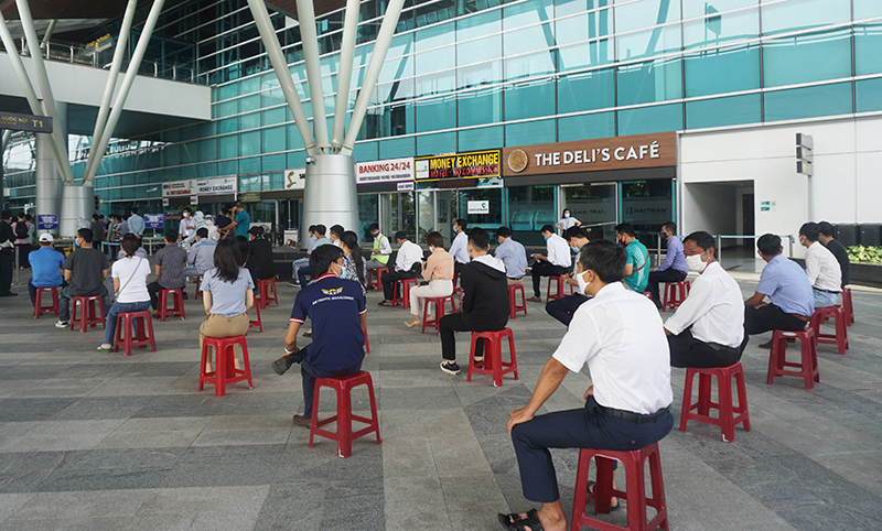2.000 nhân viên sân bay Đà Nẵng lấy mẫu xét nghiệm Covid-19 - Ảnh 2