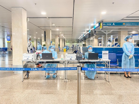 Cung cấp dịch vụ xét nghiệm nhanh Covid-19 tại sân bay Tân Sơn Nhất, Nội Bài - Ảnh 1