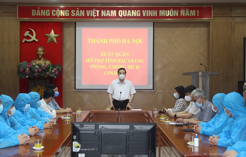 Chùm ảnh: Chủ tịch UBND TP Chu Ngọc Anh tiễn "đội đặc nhiệm" của Hà Nội lên đường hỗ trợ Bắc Giang chống dịch Covid-19 - Ảnh 1