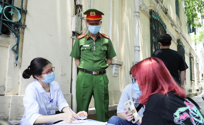 Sáng 30/4, quận Hoàn Kiếm xử phạt nhiều trường hợp không đeo khẩu trang nơi công cộng - Ảnh 2