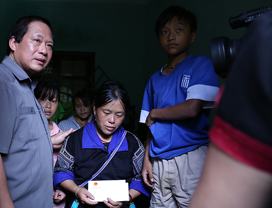 Bộ trưởng Trương Minh Tuấn thăm hỏi người dân bị lũ lụt - Ảnh 1
