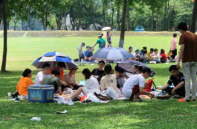 Hà Nội: Buông lỏng công tác phòng, chống dịch Covid-19 ở Công viên Yên Sở - Ảnh 1
