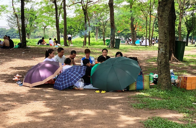 Hà Nội: Buông lỏng công tác phòng, chống dịch Covid-19 ở Công viên Yên Sở - Ảnh 2