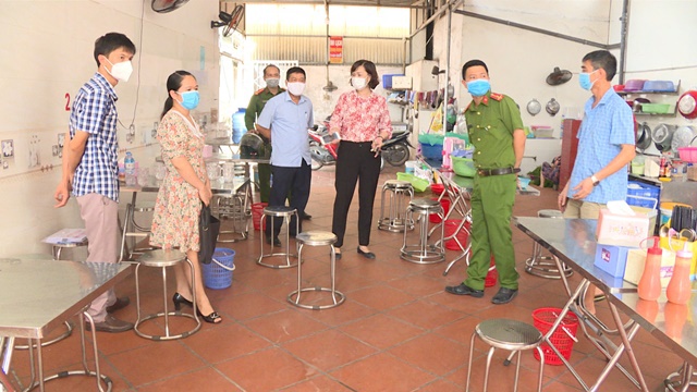 Huyện Phú Xuyên xử phạt chủ quán Bún hến gia truyền Bà Bảo 7,5 triệu đồng vì vi phạm quy định phòng dịch - Ảnh 1