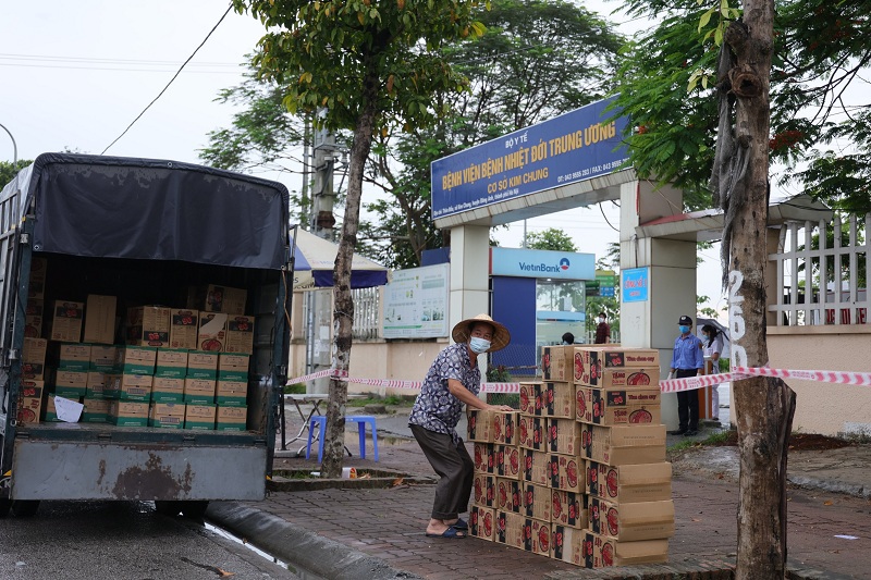 Hà Nội: Tiếp tế thực phẩm cho Bệnh viện Bệnh Nhiệt đới Trung ương cơ sở Kim Chung sau lệnh cách ly y tế - Ảnh 1