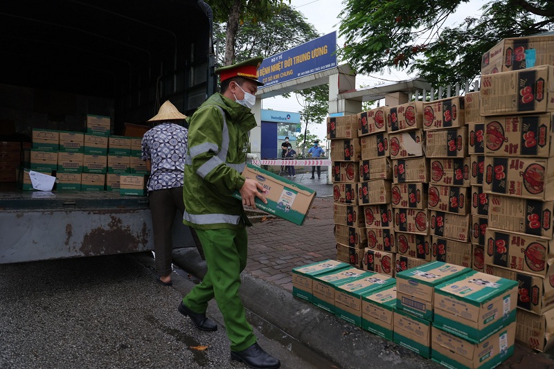 Hà Nội: Tiếp tế thực phẩm cho Bệnh viện Bệnh Nhiệt đới Trung ương cơ sở Kim Chung sau lệnh cách ly y tế - Ảnh 2