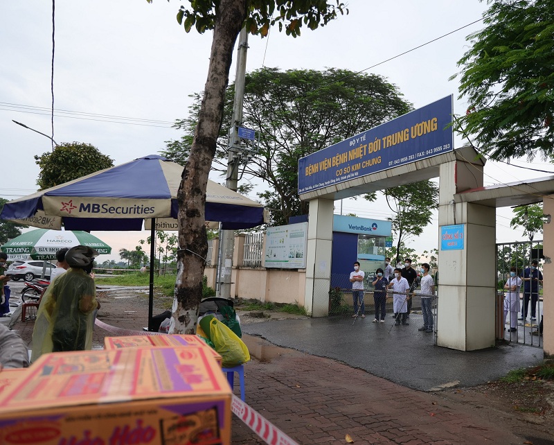 Hà Nội: Tiếp tế thực phẩm cho Bệnh viện Bệnh Nhiệt đới Trung ương cơ sở Kim Chung sau lệnh cách ly y tế - Ảnh 3