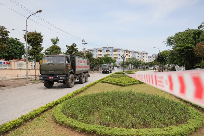 Hà Nội: Phun khử khuẩn toàn bộ Bệnh viện Bệnh Nhiệt đới cơ sở Kim Chung - Ảnh 9