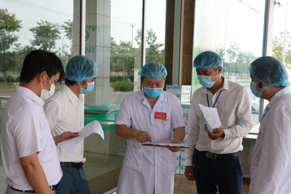 Những hình ảnh đặc biệt tại điểm bỏ phiếu ở Bệnh viện Bệnh Nhiệt đới Trung ương cơ sở Kim Chung - Ảnh 1
