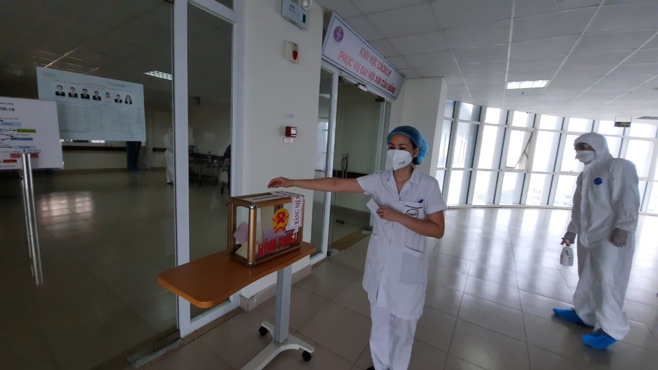 Những hình ảnh đặc biệt tại điểm bỏ phiếu ở Bệnh viện Bệnh Nhiệt đới Trung ương cơ sở Kim Chung - Ảnh 5