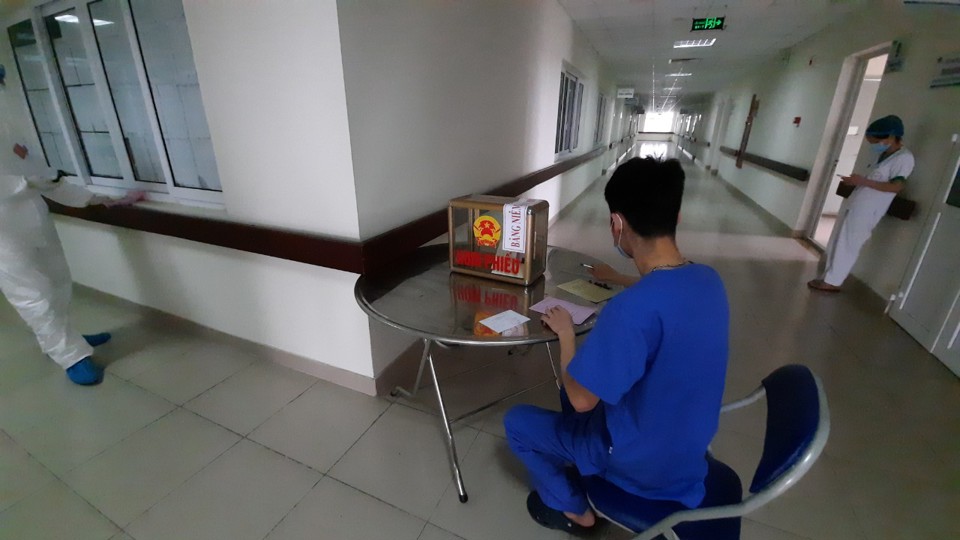 Những hình ảnh đặc biệt tại điểm bỏ phiếu ở Bệnh viện Bệnh Nhiệt đới Trung ương cơ sở Kim Chung - Ảnh 6
