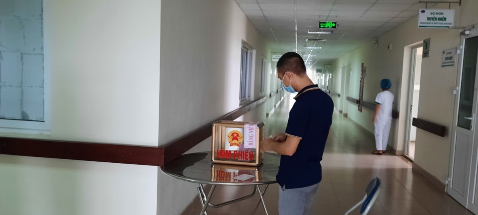 Những hình ảnh đặc biệt tại điểm bỏ phiếu ở Bệnh viện Bệnh Nhiệt đới Trung ương cơ sở Kim Chung - Ảnh 7