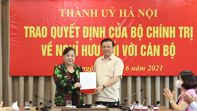 Hà Nội: Trao quyết định nghỉ hưu cho đồng chí Nguyễn Thị Bích Ngọc - Ảnh 1