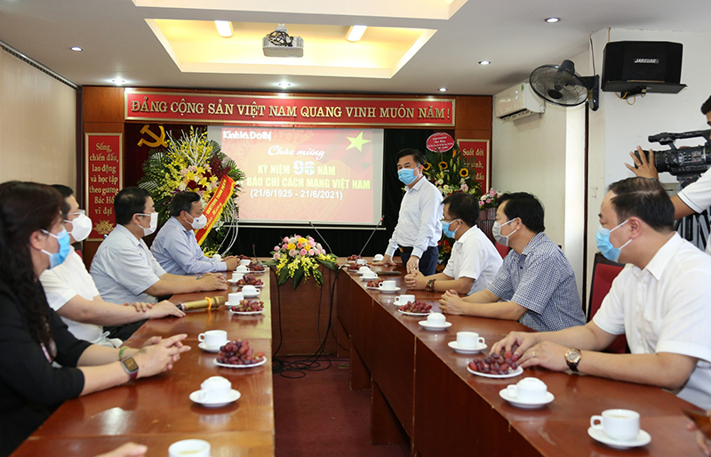 Phó Bí thư Thành ủy Hà Nội Nguyễn Văn Phong thăm, chúc mừng Báo Kinh tế & Đô thị và các cơ quan báo chí - Ảnh 2