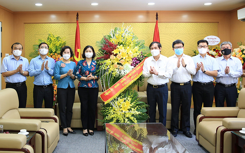 Phó Bí thư Thường trực Thành ủy Hà Nội Nguyễn Thị Tuyến: Báo chí luôn đồng hành, hỗ trợ, góp phần vào sự phát triển của Thủ đô - Ảnh 1
