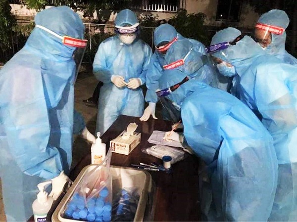 Nghệ An: Thực hiện test nhanh SARS-CoV-2 cho người dân TP Vinh - Ảnh 1