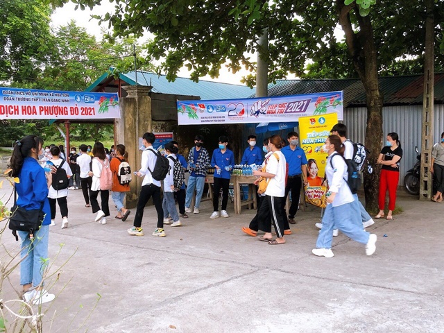 2.169 thí sinh tại huyện Ứng Hòa yên tâm bước vào phòng làm bài thi môn ngữ văn tại kỳ thi tốt nghiệp THPT - Ảnh 1
