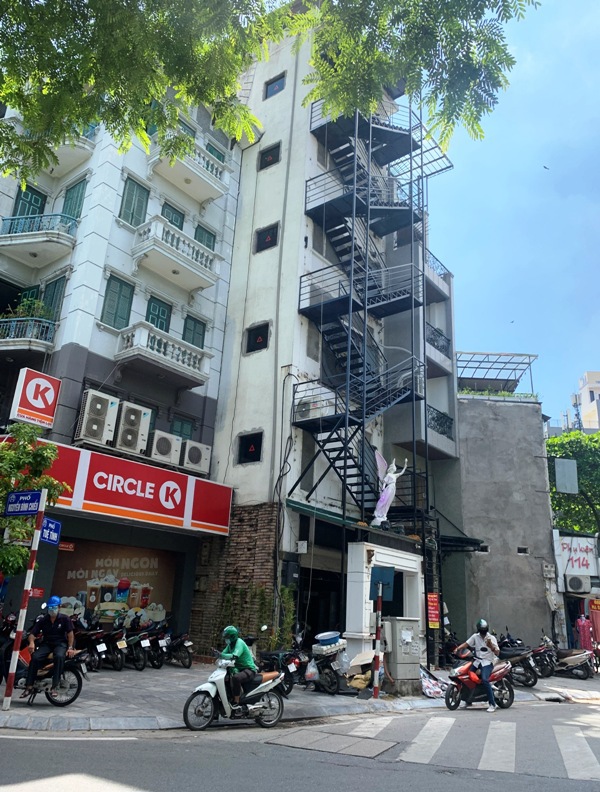 Tại phường Nguyễn Du (Hai Bà Trưng): Công trình cải tạo quán karaoke gây ảnh hưởng đến người dân - Ảnh 2