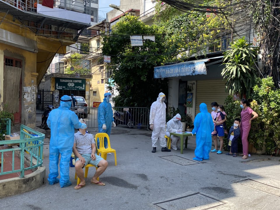 Hà Nội: Phong tỏa tạm thời nơi ở của 2 ca dương tính với SARS-CoV-2 tại quận Đống Đa - Ảnh 2